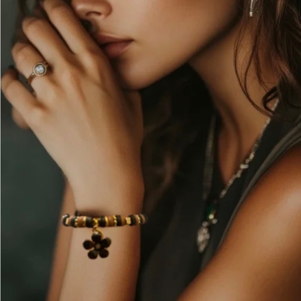Elegant Beaded Bracelet Eith Black Floral Charm
